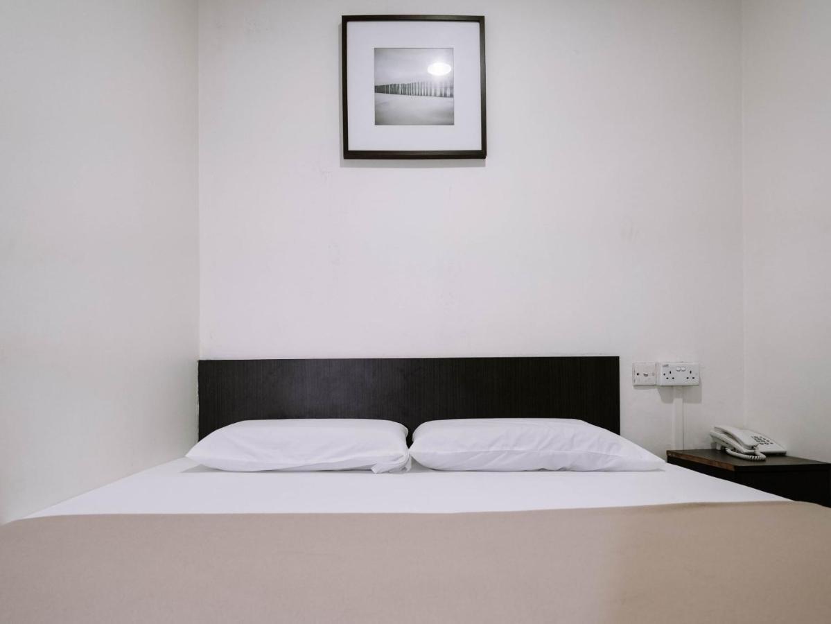 Hotel Amrise Hotel, Check In At 10pm, Check Out At 9am Singapura