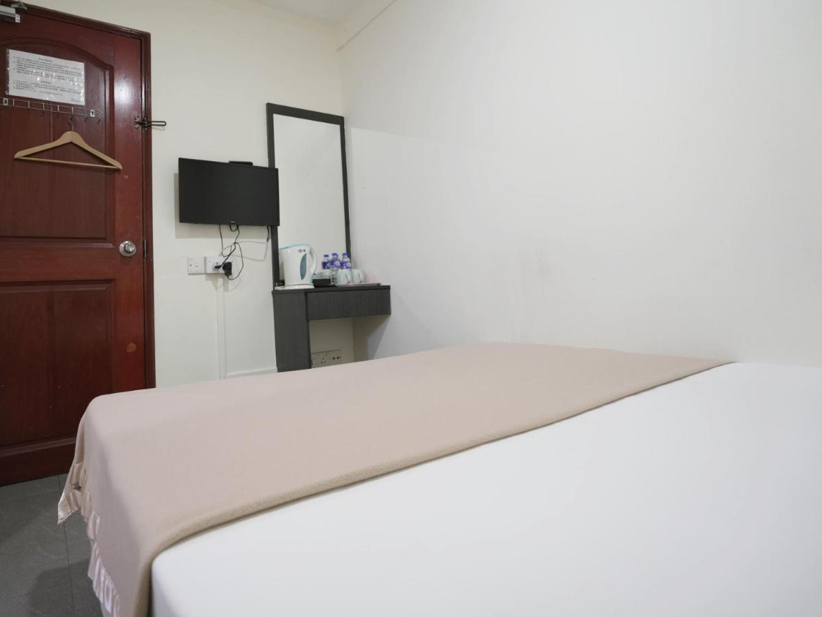 Amrise Hotel, Check In At 10pm, Check Out At 9am Singapura