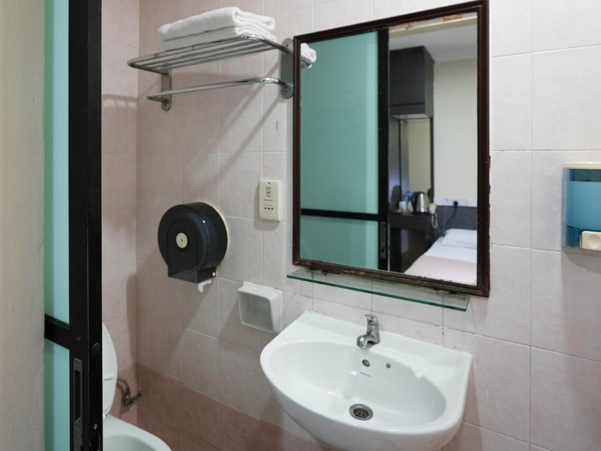 Amrise Hotel, Check In At 10pm, Check Out At 9am 3* Singapura